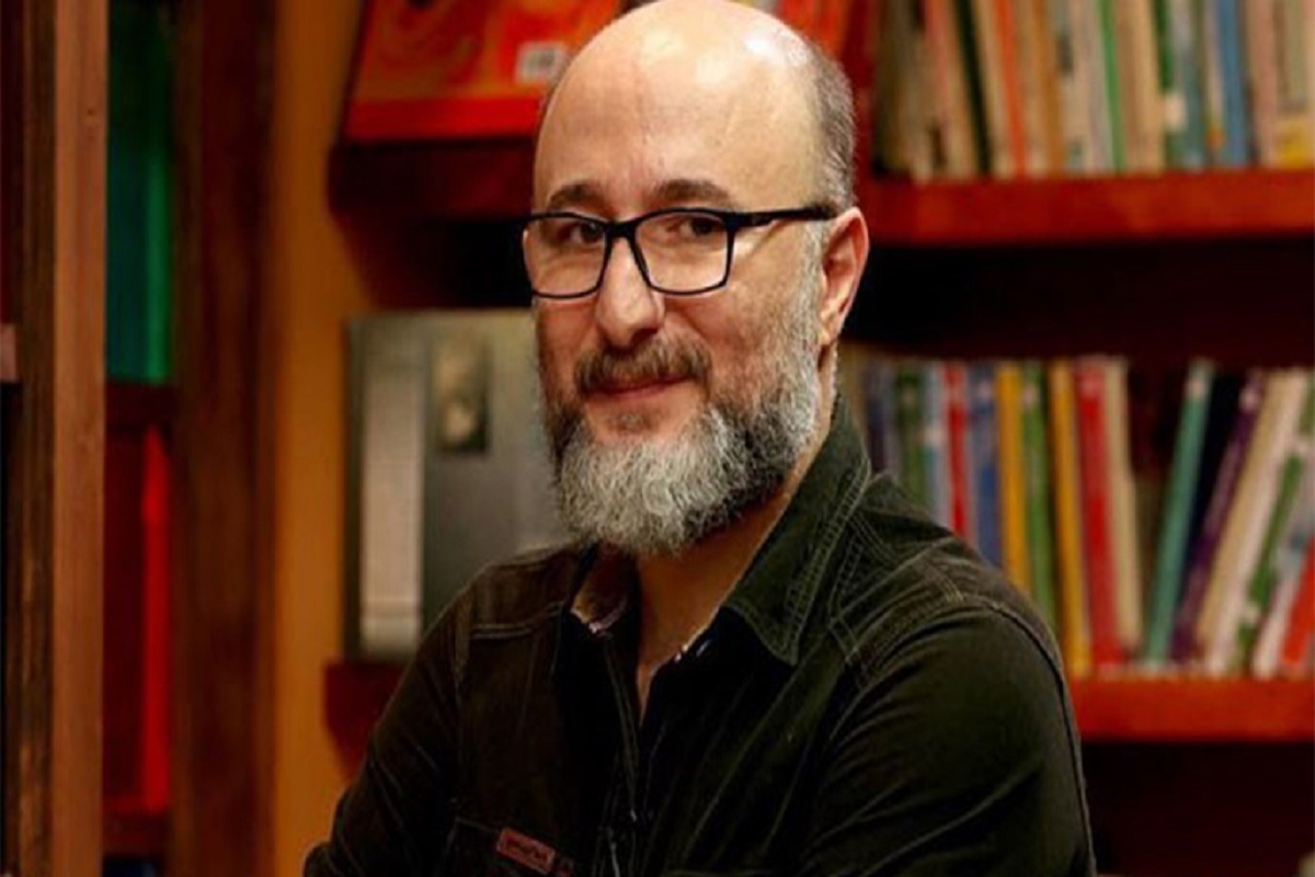 رضا بهبودی جلو دوربین «مشت‌زنی در رینگ ترجمه» رفت