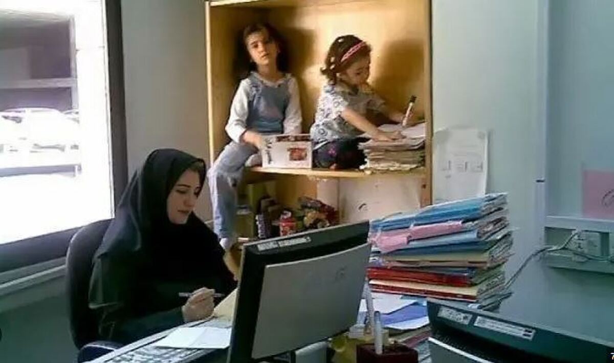 بر اساس بند (ت) ماده (۱۷) قانون «حمایت از خانواده و جوانی جمعیت» مصوب آبان‌ماه سال ۱۴۰۰، مادران شاغل که صاحب فرزند می‌شوند، از مزایای کاهش سن بازنشستگی برخوردار خواهند شد.