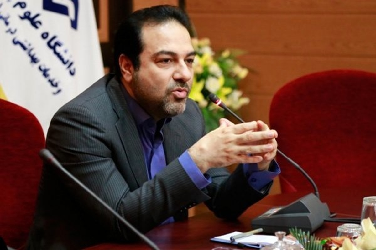 علیرضا رئیسی، معاون بهداشتی وزارت بهداشت، درمان و آموزش پزشکی در نشست خبری خود با رسانه ها، با یکی از خبرنگاران حاضر در نشست درگیری لفظی پیدا کرد و کلمات ناشایست به وی گفت.