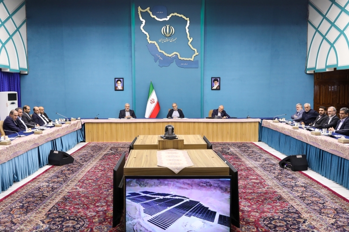 رئیس جمهور در مراسم بهره‌برداری و آغاز عملیات اجرایی ۷۰۰ مگاوات نیروگاه خورشیدی که امروز، ۱۹ مهرماه ۱۴۰۴، برگزار شد، در واکنش به سخنان یکی از استانداران مبنی بر وجود موانعی در مسیر ترخیص پنل‌های خورشیدی در گمرک، تأکید کرد: براساس مصوبه‌ای که سران قوا داشته‌اند هیچ پنل خورشیدی نباید در گمرک بماند و در صورتی که با چنین مسئله‌ای مواجه هستید، فورا اطلاع دهید که مشکل را حل کنیم.