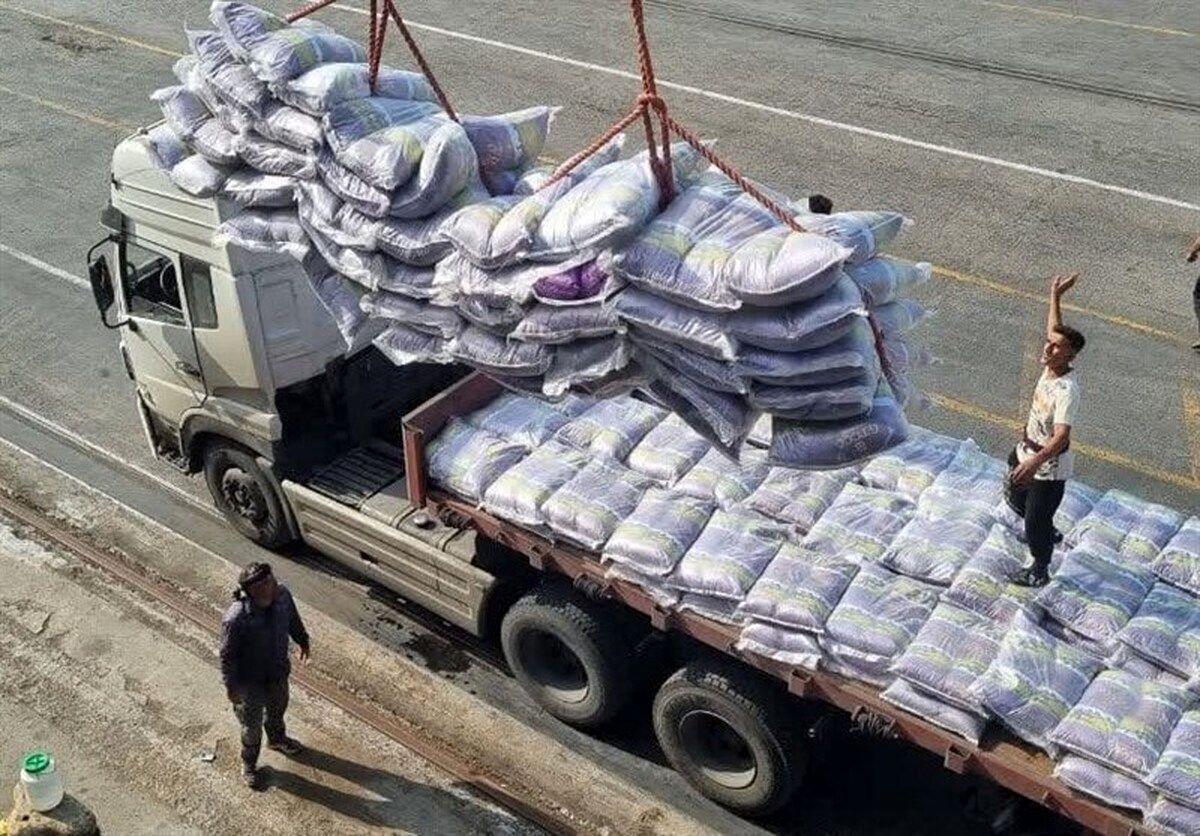 واردات برنج با ارز ترجیحی ۲۸ هزار و ۵۰۰ تومانی به یک میلیارد دلار رسید. طبق آمار‌های منتشرشده از سوی گمرک جمهوری اسلامی ایران، در شش ماه نخست سال جاری، ۹۴۱ هزار تن برنج خارجی با اختصاص بیش از یک میلیارد دلار ارز ترجیحی وارد کشور شده است.