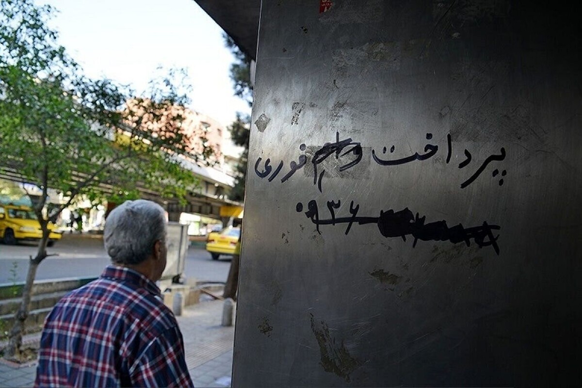 معاون مبارزه با جعل و کلاهبرداری پلیس آگاهی فراجا ضمن توصیه به شهروندان گفت: مراقب کلاهبرداران با ترفند گرفتن پیش پرداخت به روش خرید و فروش وام و یا به بهانه پرداخت وام فوری باشید.