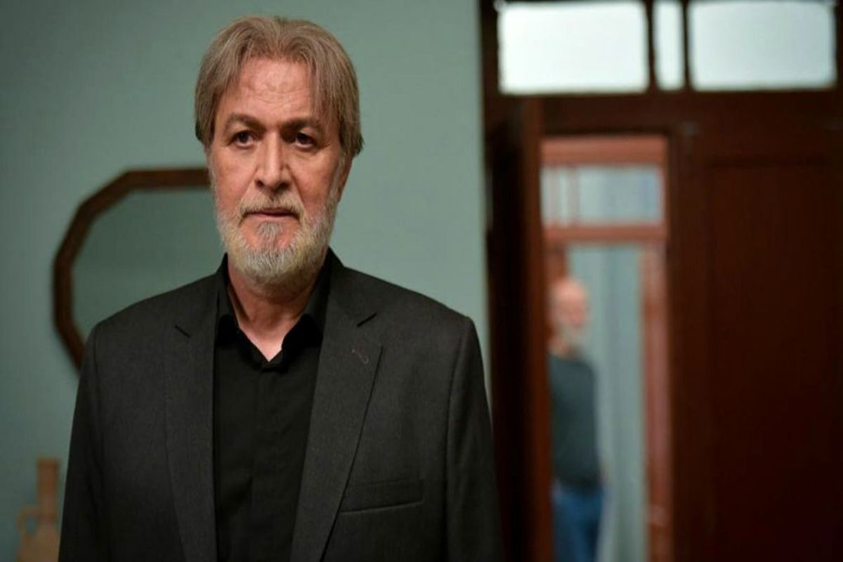 امین تارخ علاقه‌مند بود تا با تاسیس مکانی برای فعالیت جوانان مستعد و علاقه‌مند، زمینه اشتغال آنان را هموار کند. مکانی که به گفته خودش بین ۱۵۰ تا ۲۰۰ جوان مستعد بتوانند به کار تئاتر بپردازند. 