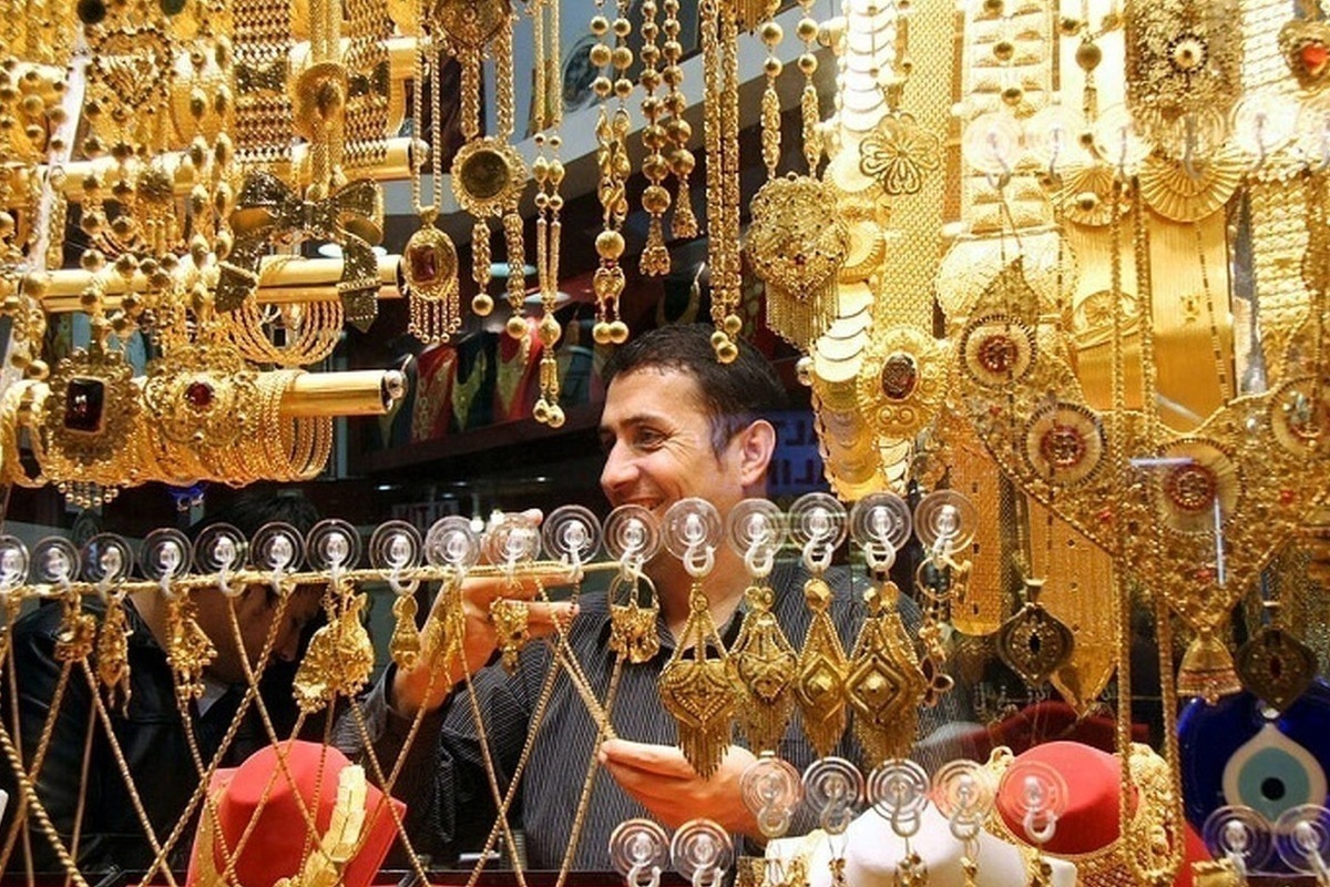 اتحادیه صنف طلا، جواهر، نقره و سکه مشهد به فروشندگان این صنف در رابطه با محاسبه نرخ طلا در تعویض و فروش طلا از سوی مشتریان، هشدار داد.