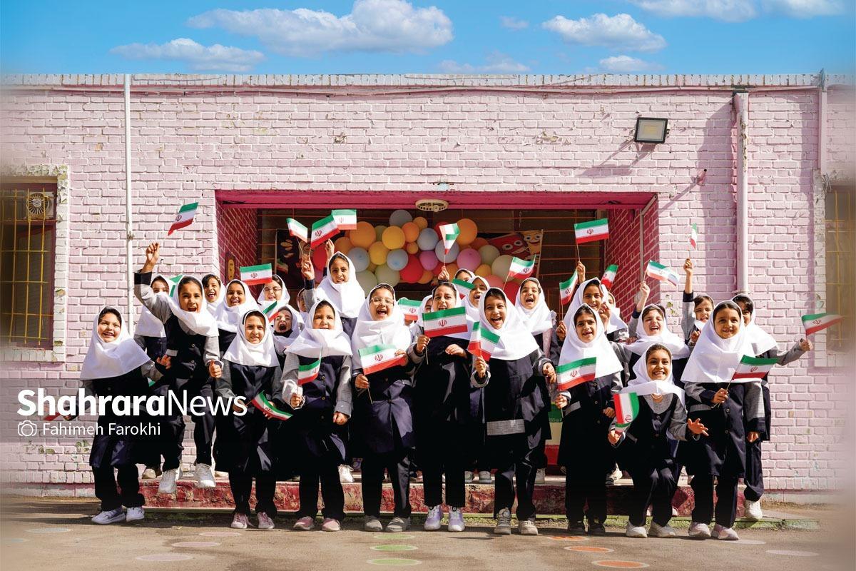 ساعت ۷:۳۰ صبح است و خودمان را به یک مدرسه ابتدایی دخترانه رسانده‌ایم تا بوی ماه مهر، ماه مدرسه، را با تمام وجود استشمام کنیم.