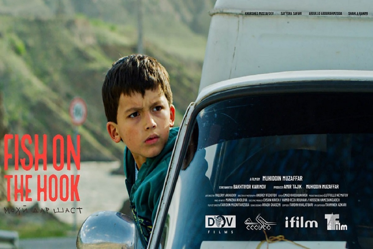 فیلم سینمایی «ماهی در قلاب» به کارگردانی محی‌الدین مظفر، کارگردان تاجیکستانی به جشنواره کودک و نوجوان اصفهان رسید.