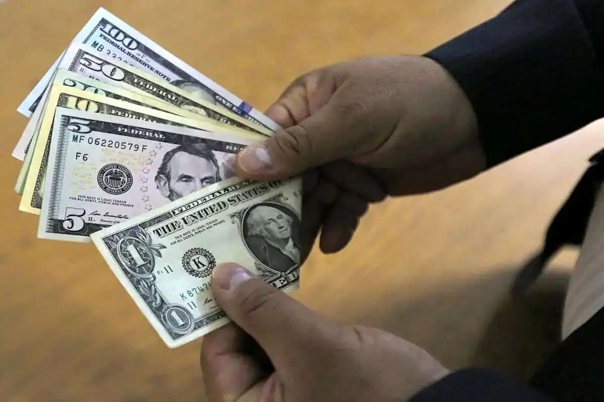 از عصر دیروز، روند صعودی دلار بار دیگر آغاز شد و صبح امروز، اسکناس آمریکایی در بازار آزاد مشهد کار خود را با ۱۰۵ هزار و ۲۰۰ تومان آغاز کرد.