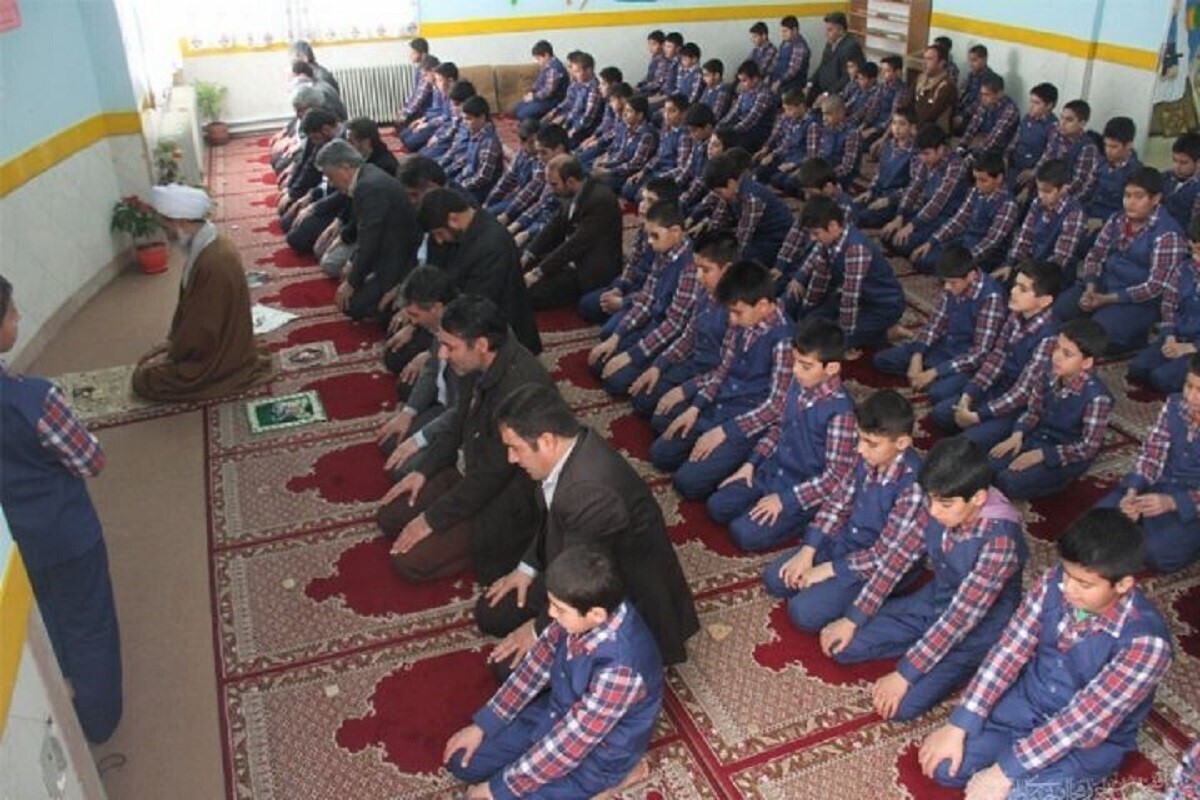 وزیر آموزش و پرورش گفت: موضوع اقامه نماز در مدارس کشور از مهمترین مسائل و موضوعاتی است که در دستور کار است، البته بحث حضور دانش آموزان کاملا آزادانه و اختیاری است اما ما موظف به تشویق بچه‌ها هستیم.