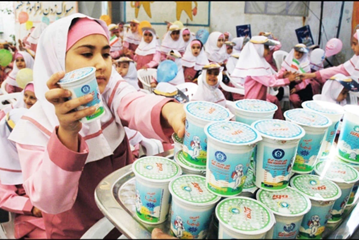 دبیر اتحادیه تولیدکنندگان و صادرکنندگان صنایع لبنی خراسان رضوی گفت: در این شرایط وخیم اقتصادی، دامدار نمی‌تواند نهاده و اقلام موردنیاز حیوان را براساس اعتبار «لحاظ‌شده» وزارت آموزش و پرورش و وعده روی کاغذ تأمین کند. باید اعتبار اختصاص پیدا کند، نقد شود و در حساب تولیدکننده بنشیند تا شیر مدارس قطعی شود.