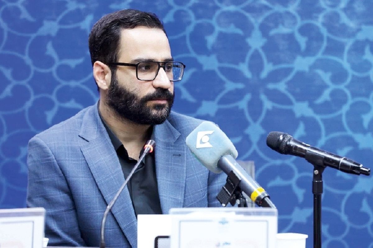 در حالی که خبری از انتصاب علیرضا زادبر از مجریان صداوسیما در شورایعالی امنیت ملی منتشر شده بود وی از سمت خود کنار گذاشته شد.