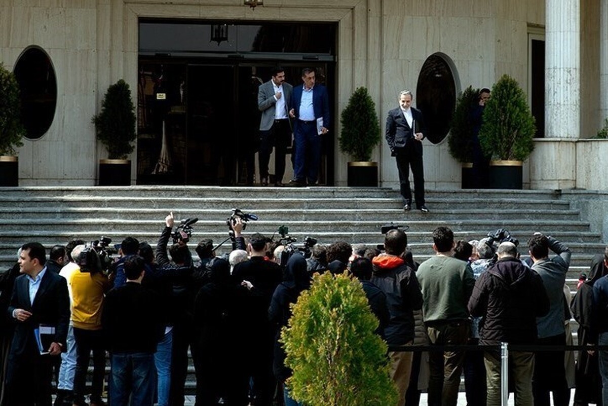 اعضای کابینه چهاردهم امروز (چهارشنبه، دوم مهرماه ۱۴۰۴) در حاشیه نشست هیات وزیران، در حیاط دولت مقابل خبرنگاران حاضر شدند و به پرسش‌های آنان پاسخ دادند.