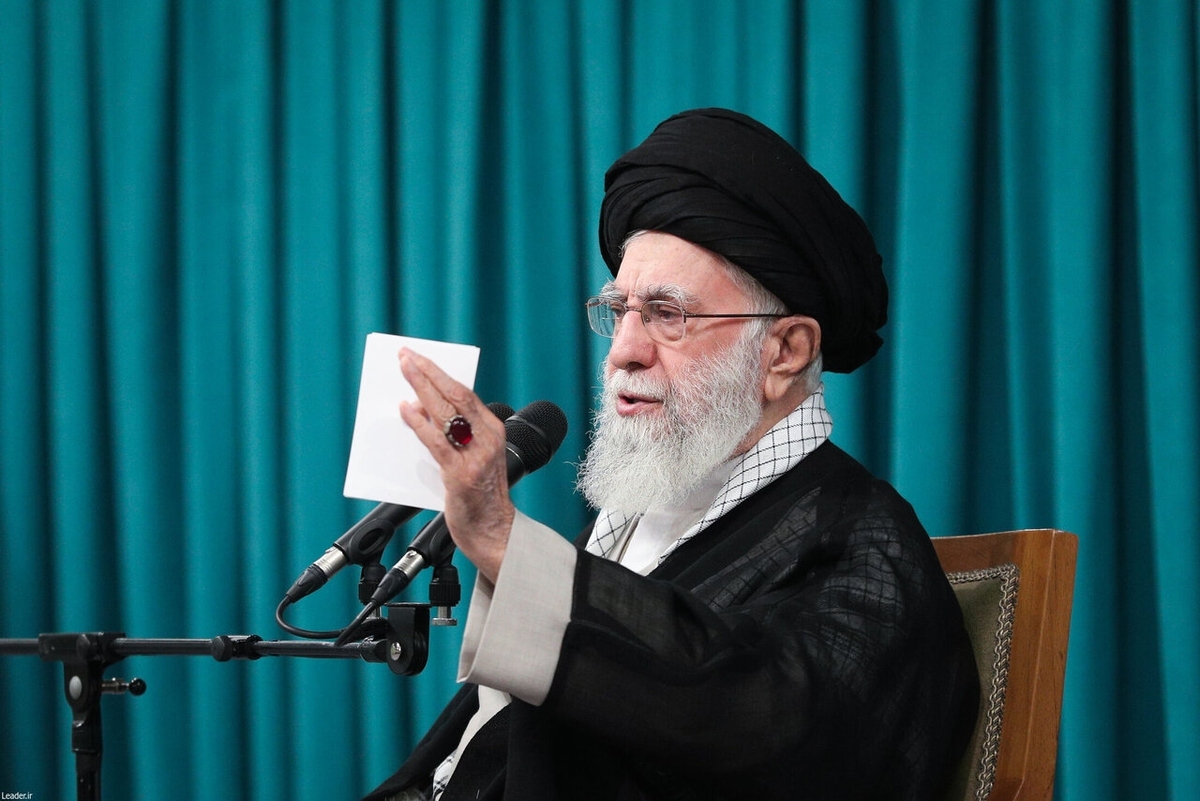 رهبر معظم انقلاب در بیاناتی خطاب به مردم ایران، نکاتی درباره مسائل روز کشور، منطقه و جهان مطرح و تاکید کردند که ایران سلاح هسته‌ای نخواهد داشت و با آمریکا مذاکره نخواهد کرد. بیانات ایشان بازتاب گسترده‌ای در رسانه‌های جهان داشت.