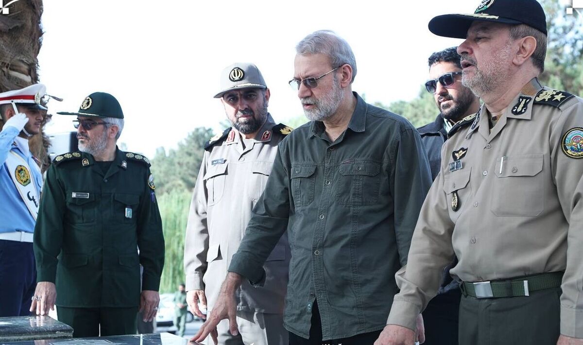 «علی لاریجانی» دبیر شورای عالی امنیت ملی به‌مناسبت گرامیداشت هفته دفاع مقدس از موزه ملی انقلاب اسلامی و دفاع مقدس بازدید کرد.