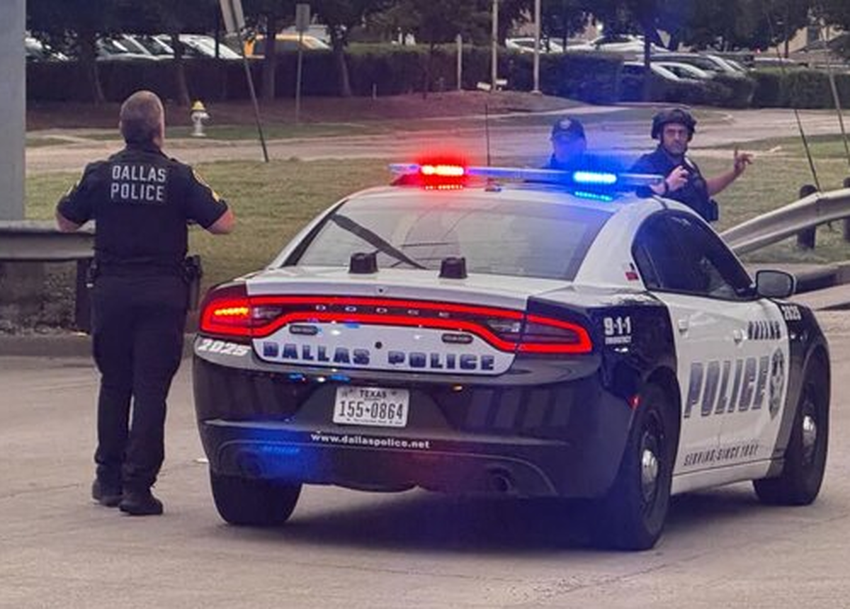 مقام‌های آمریکایی اعلام کردند که در جریان تیراندازی در دفتر اداره مهاجرت و گمرک آمریکا (ICE) در شهر دالاس، دست‌کم سه نفر زخمی شده‌اند و مهاجم نیز کشته شده است.