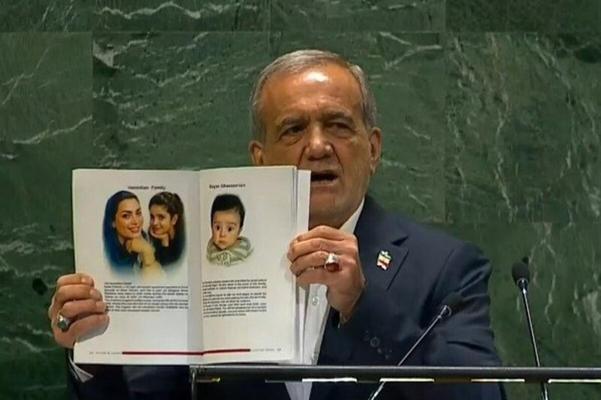 رئیس جمهور حین سخنرانی خود در مجمع عمومی سازمان ملل تصاویر شهدای دفاع مقدس ۱۲ روزه را بر روی دست گرفت.