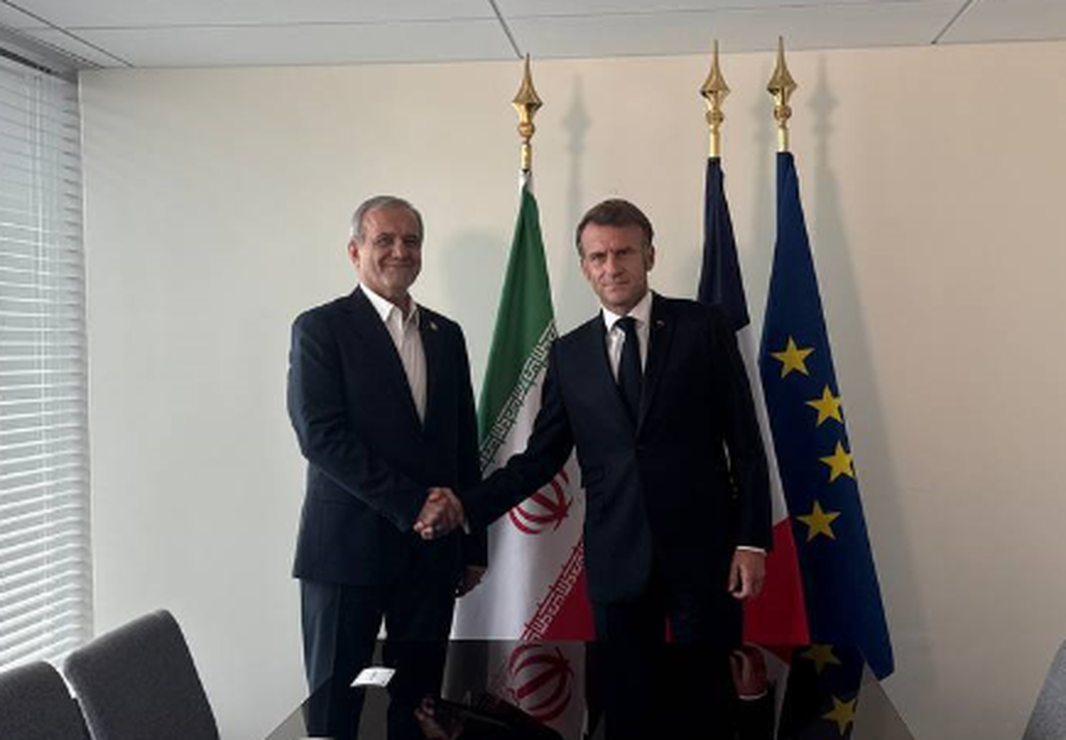 پزشکیان و مکرون با یکدیگر دیدار کردند (۲ مهر ۱۴۰۴)