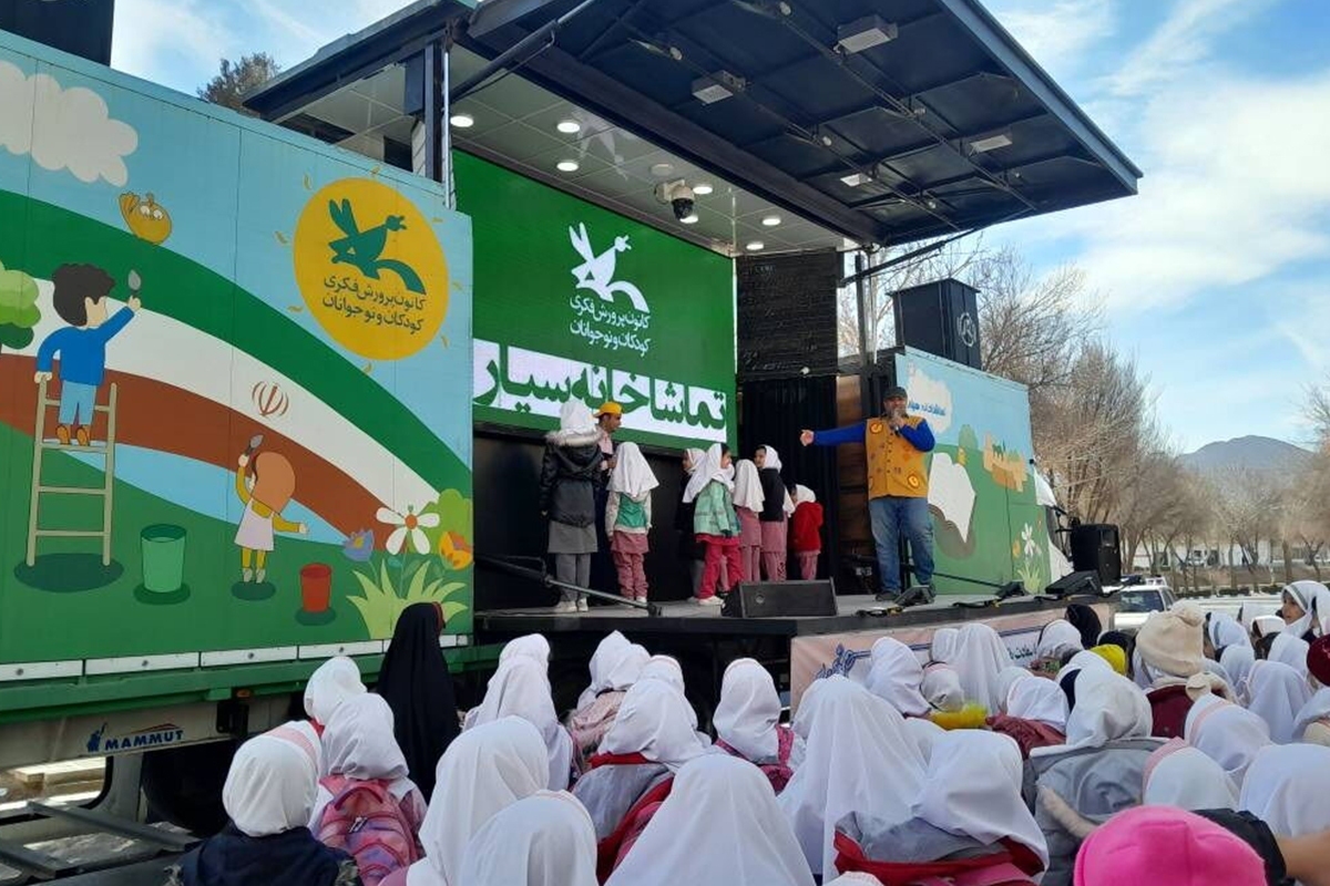 تماشاخانه سیار کانون با هدف ترویج فرهنگ ایثار و شهادت، هر شب برنامه‌هایی شامل نمایش، روایتگری و اجرای زنده را برای مخاطبان برگزار می‌کند.