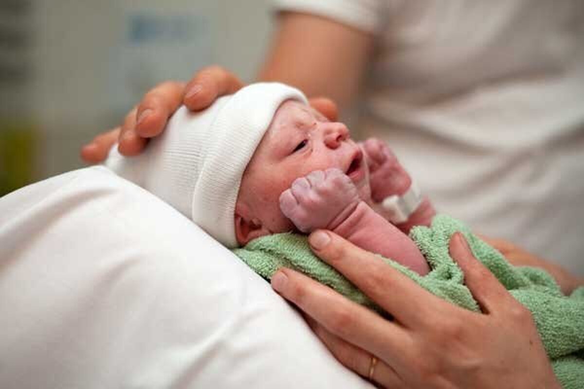 معاون بهداشت وزارت بهداشت، درمان و آموزش پزشکی گفت: برای یک زایمان طبیعی، حدود ۷ تا ۸ ساعت مراقبت نیاز است، وقتی تعرفه زایمان این‌قدر پایین است که متخصص در این ۸ ساعت می‌تواند ۸ سزارین انجام دهد، در نتیجه به سمت سزارین می‌رود.