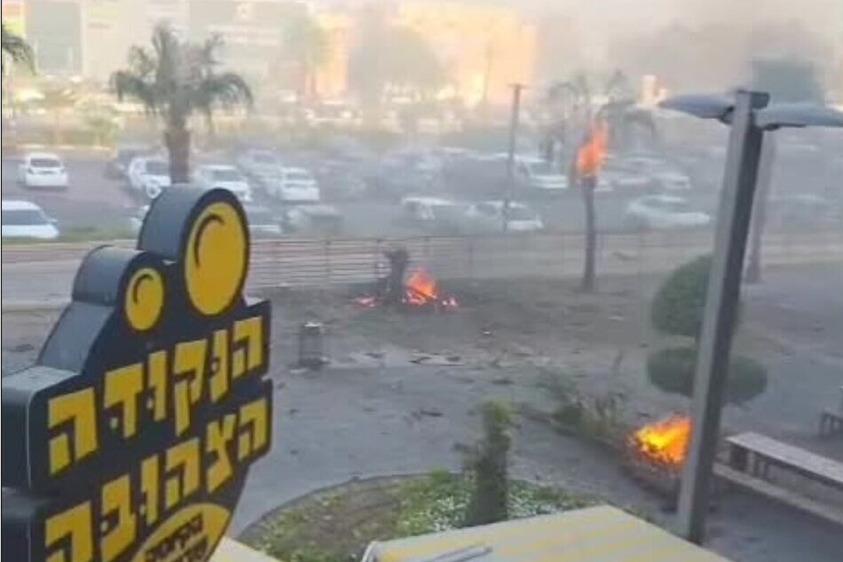 ساعتی پیش یک پهپاد یمنی با عبور از سامانه‌های پدافندی ارتش رژیم صهیونیستی در جنوب فلسطین اشغالی، به منطقه ای در ایلات اصابت کرد؛ این عملیات که فقط با یک پهپاد انجام شده است، تلفات بی‌سابقه‌ای را از خود برجای گذاشته است.