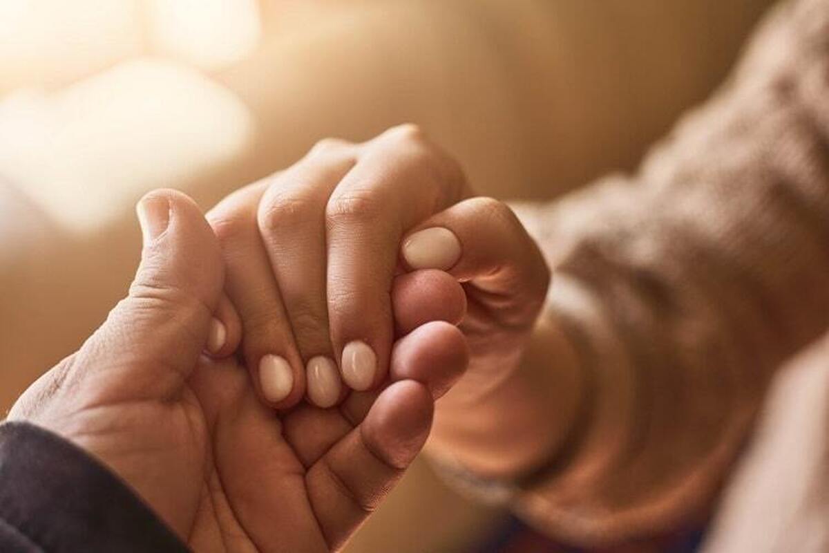 توانایی همدلی با دیگران یکی از مهارت‌های مهم زندگی است. همدلی کمک موثری دربرقراری رابطه عمیق بین انسان‌ها می‌‏کند. همچنین این مهارت کمک می‌‏کند تا کیفیت روابط بین انسان‌ها بهبود یافته و عمیق شود و باعث رفع اختلاف در ارتباطات می‌‏گردد.