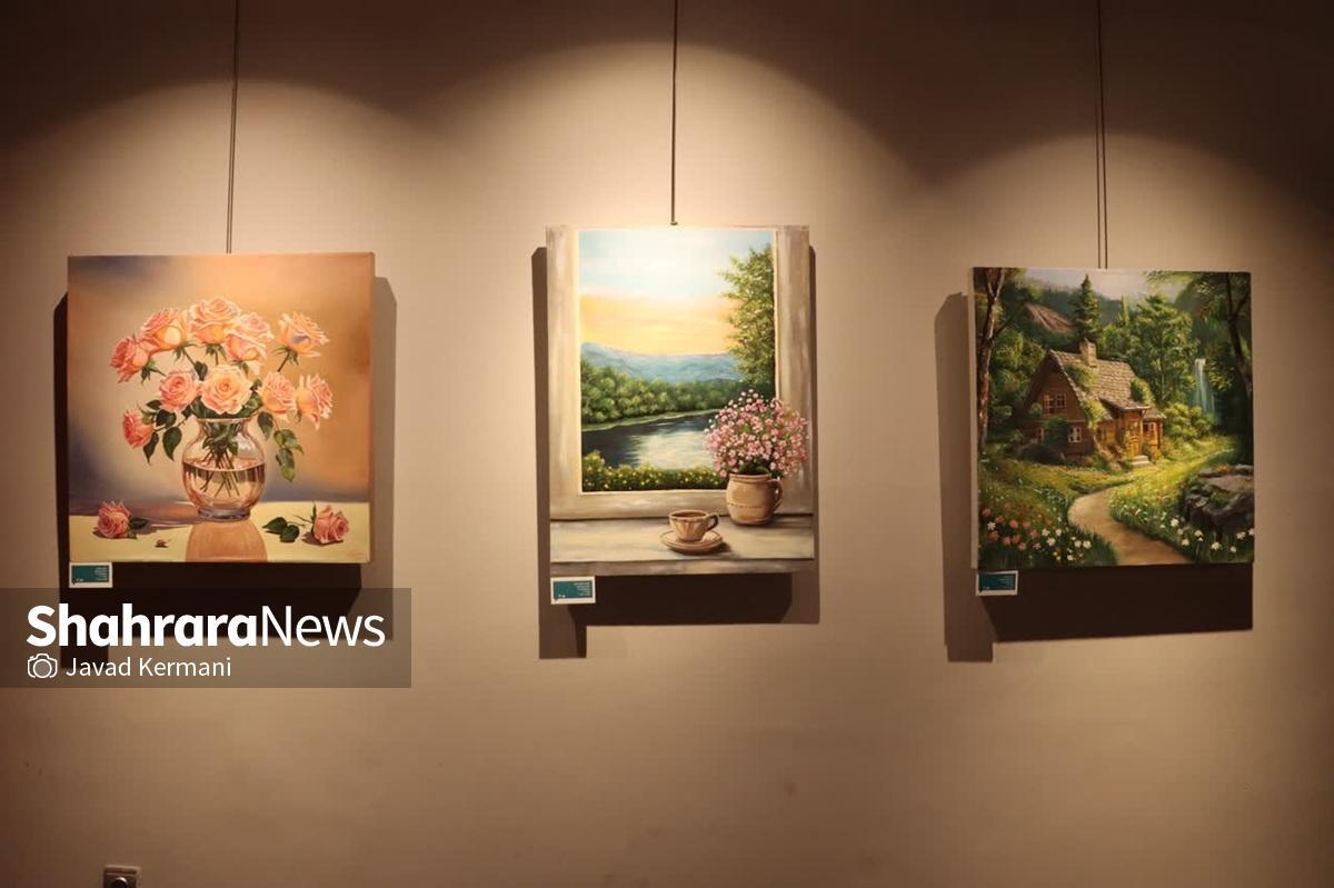 در میان دیوارهای سرخ نگارخانه رضوان، رنگ و احساس درهم آمیخته‌اند؛ جایی که سه هنرمند جوان، با نگاهی پرشور و صمیمی، دنیای خود را بر بوم‌های نمایشگاه گروهی «سرا» روایت کرده‌اند.