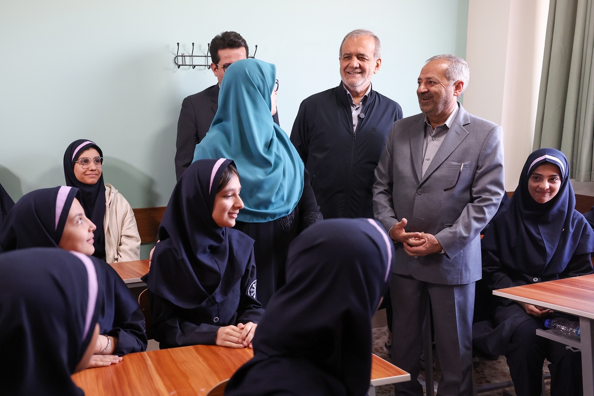 رئیس‌جمهور کشورمان گفت: اینکه من در کلاس درست درس دهم و الگو و نمونه شوم، اینکه روش‌های جدید و مهارت‌ها را به بچه‌ها آموزش دهم، ربطی به تحریم ندارد، به علم و انگیزه و باور ما ربط دارد.