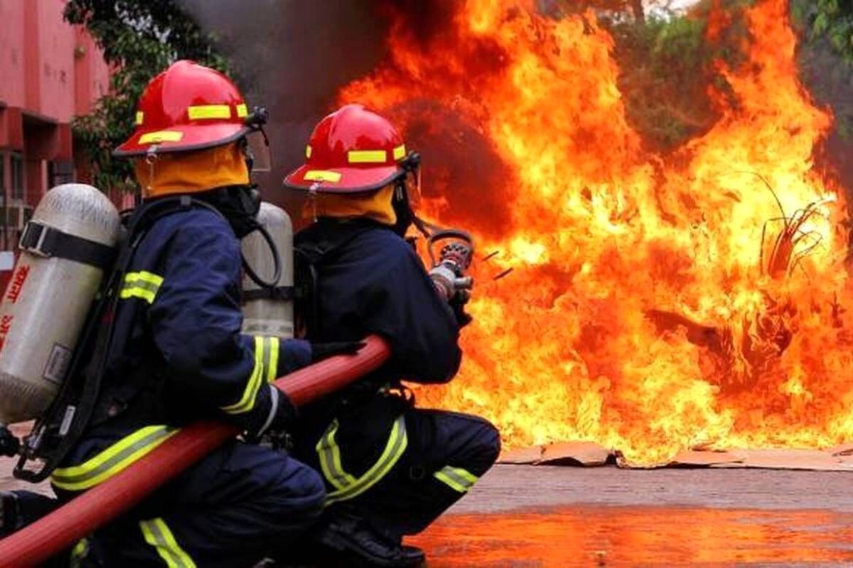 ساعتی پیش، آتش‌سوزی گسترده‌ای در مجتمع تجاری اطلس درگهان رخ داد. نیرو‌های امدادی همچنان در تلاش‌اند شعله‌های آتش را مهار کنند.