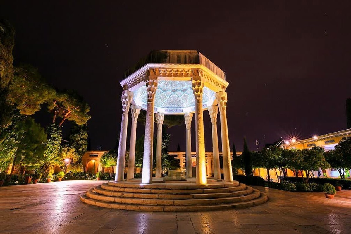 رهبر معظم انقلاب اسلامی: حافظ، معروف‌ترین و محبوب‌ترین شاعر کشور، می‌گوید «هر چه دارم همه از دولت قرآن دارم».