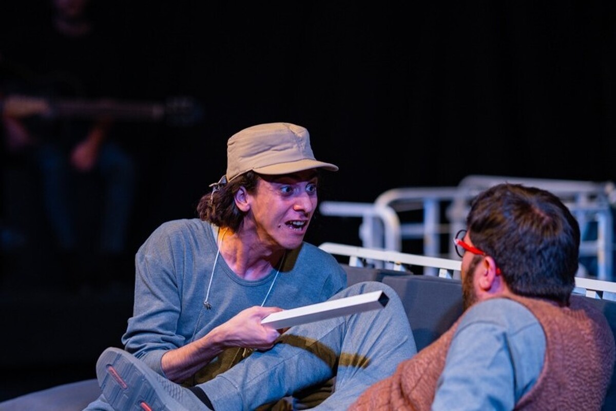 نمایش «تاکسیدرمی» با تلفیق کمدی و تراژدی، تصویری استعاری از جنگ و انسان به‌دست می‌دهد؛ جایی که حیوان و انسان در آینه‌ی یکدیگر گم می‌شوند و خنده به ابزاری برای پنهان‌کردن زخم بدل می‌شود.