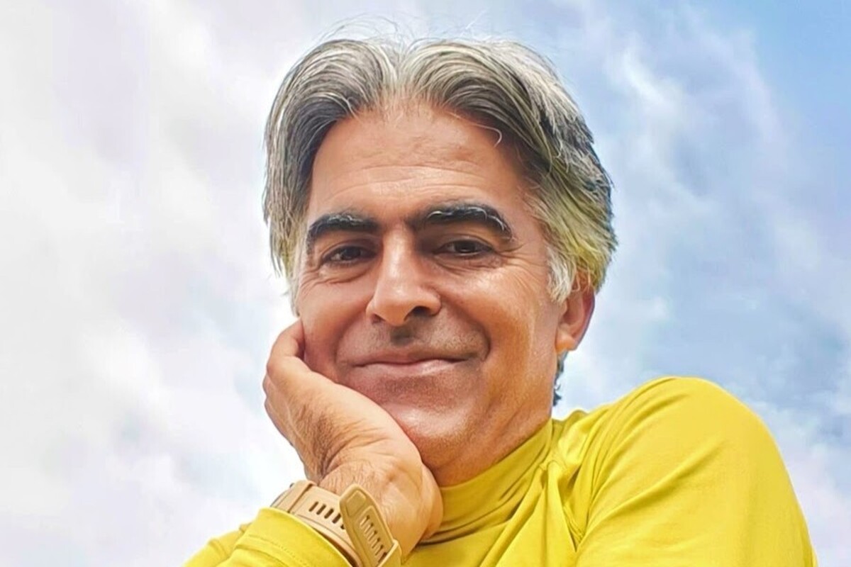 عباسعلی سپاهی‌یونسی تو «۳۶۰ درجه» از روزایی گفت که اولین شعرش رو مثل یه قصه کودکانه نوشت؛ از روباه و خروسی که هنوز در ذهنش زنده‌ن.
از پدربزرگی که اهل کتاب بود و ژنِ کلمه رو توی خونش گذاشت. گفت از دوچرخه‌سواری‌هاش، از کوه و جاده‌هایی که براش الهام بودن؛ از همون جاها بود که شعرهاش جوانه زد.
اما پررنگ‌ترین بخش روایتش این بود: «شعر باید زندگی ما باشه؛ جدا از اون معنا نداره.» او قصه‌ی تلاش برای روشن نگه‌داشتن چراغ ادبیات کودک و نوجوان رو تعریف کرد؛ اینکه چطور شعر می‌تونه راهی باشه برای ارتباط با نسل تازه‌ای که دلشون پر از شعره، فقط باید کلمات درست به دستشون برسه. این‌بار در «۳۶۰ درجه»، روایت بی‌پرده‌ی عباسعلی‌ سپاهی‌یونسی رو بشنوید؛ شاعری که شعرش از دل جاده، کوه، دوچرخه و زندگی میاد.