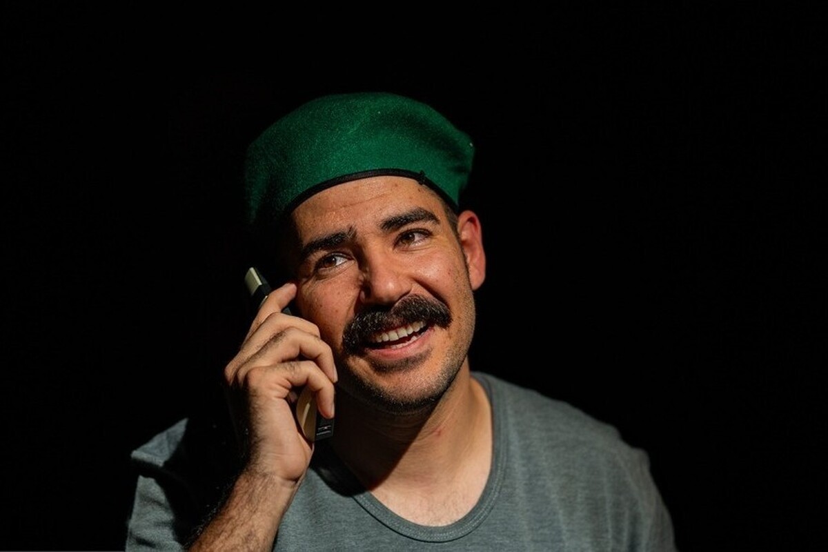 در نمایش «تاکسیدرمی» که این روزها در تماشاخانه استاد نوری روی صحنه است، خنده و درد در هم تنیده‌اند تا تماشاگر از نگاه حیوانات، زخم‌های جنگ را لمس کند.