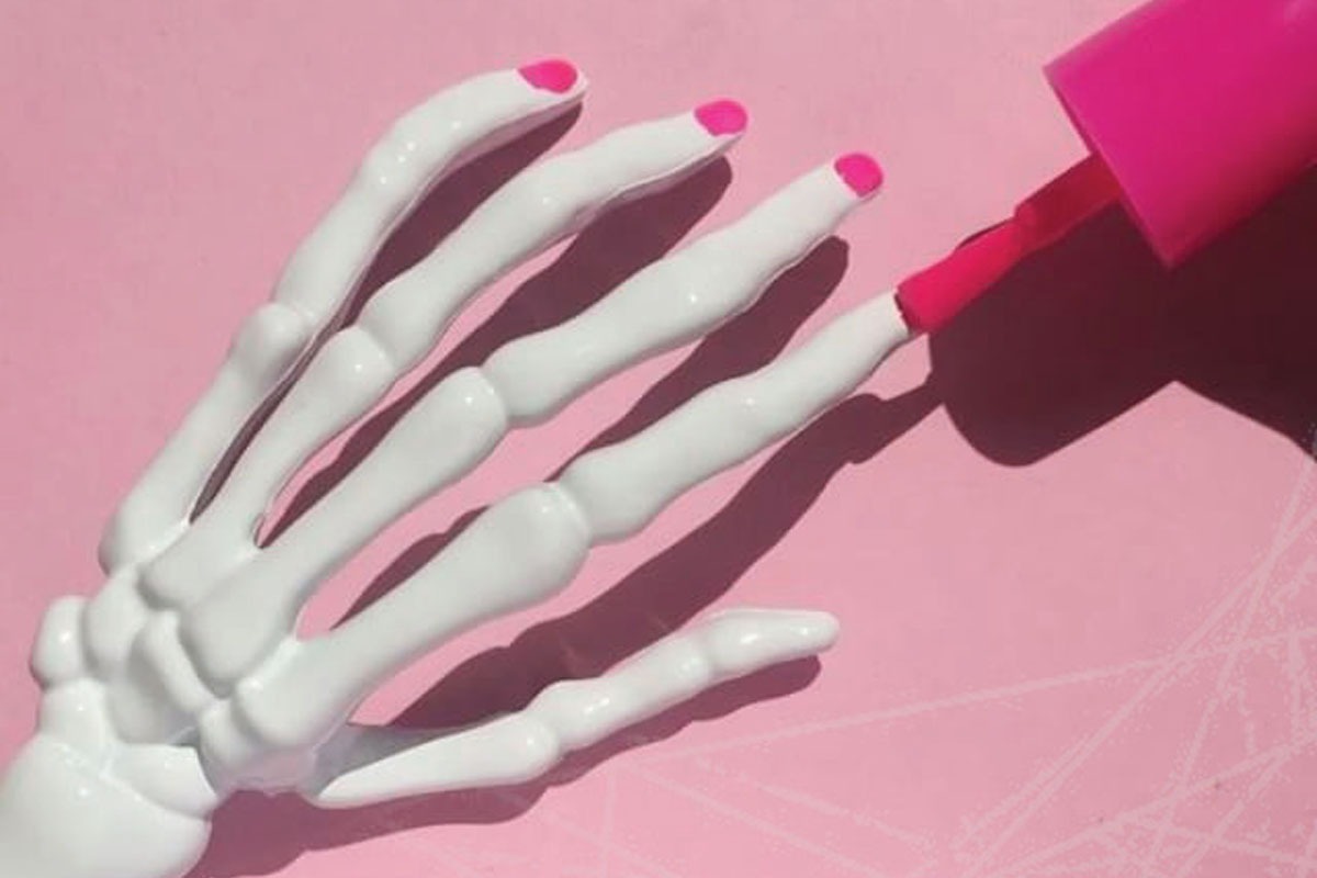 بانوان محجبه‌ای داریم که با وجود تدین و حجاب، متأسفانه رعایت لازم را برای پوشاندن زینت‌ها نمی‌کنند، حتی بر فرض اینکه خانمی سختی برداشت ناخن برای نماز را به جان بخرد، ضرورت شرعی پوشاندن آن ناخن از نامحرم، مرتفع نمی‌شود.