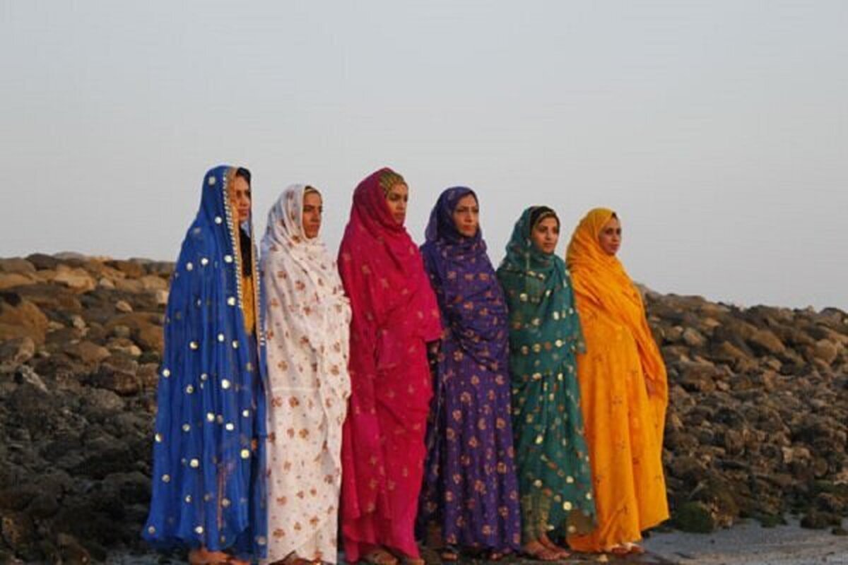 پوشش عفیفانه ایرانی، همچون خط، زبان و شعر فارسی، بخشی از حافظه تاریخی و فرهنگ ایران است. این نماد‌ها نه تنها معرف هویت ملی‌اند، بلکه حامل ارزش‌ها، اخلاقیات و نظام اجتماعی جامعه نیز هستند.