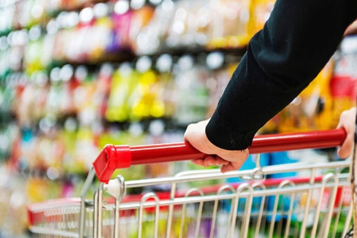 دادستان تهران در بازدید از میدان میوه و تره‌بار پیروزی، به بررسی قیمت و کیفیت توزیع کالا‌های اساسی مانند مرغ، گوشت و حبوبات پرداخت و با تأکید بر افزایش نظارت دستگاه‌های مربوطه، خواستار گزارش هرگونه تخلف در بازار شد.