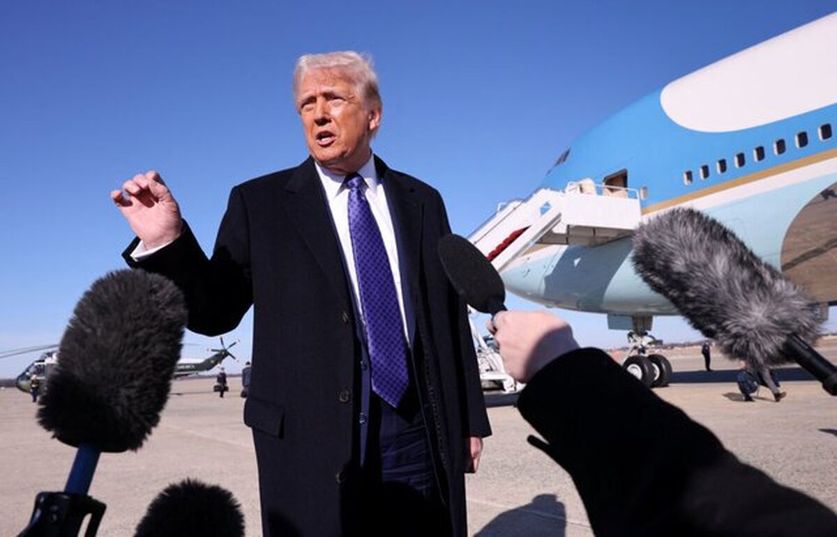 رئیس‌جمهور آمریکا در جمع خبرنگاران با تکرار ادعا‌ها درباره نابود کردن برنامه هسته‌ای ایران طی حملات متجاوزانه ماه ژوئن، هنگام تمجید از نقش خطیر قطر در توافق آتش‌بس در غزه گاف جدیدی درباره موقعیت جغرافیایی ایران و قطر داد که در رسانه‌ها و شبکه‌های اجتماعی بازتاب داشته است.