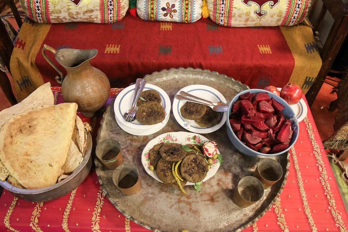 سبک زندگی ایرانی-اسلامی، میراثی کهن است که سلامت جسم و روح را در گرو تدابیر حکیمانه تغذیه و اصلاح سبک زندگی می‌داند؛ اما در هیاهوی تغییرات مدرن، فراموشی این اصول، زنجیره‌ای از بیماری‌های مزمن را برای نسل‌های امروز و آینده به ارمغان آورده است؛ از این رو، بازگشت به الگوی سنتی خوردن و آشامیدن، دیگر صرفاً یک انتخاب فرهنگی نیست، بلکه یک ضرورت حیاتی برای تضمین کیفیت زیستن در چارچوب هویت ماست.