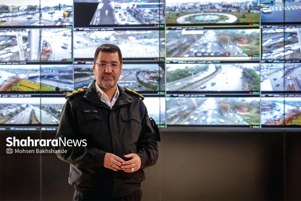 نزدیک به دو سال‌و‌نیم می‌شود که سکان‌دار پلیس راهنمایی‌و‌رانندگی استان خراسان رضوی است. به گفته خودش در این مدت، اتفاقات ترافیکی خوبی در مشهد و شهرستان‌های استان رقم خورده است. کسب رتبه برتر خراسان رضوی در کاهش تصادفات فوتی کشور در سال گذشته گواهی بر این ادعاست.
سرهنگ هادی امیدوار بعد از گذشت بیش از ۳۳‌سال خدمت، کارنامه پرباری در حوزه کاری خود دارد که از آن جمله می‌توان به ریاست پلیس‌راه‌های کشور اشاره کرد. چند روز متوالی در ساعت‌هایی که ترافیک به اوج خود می‌رسید به اتفاق او در سطح معابر پرتردد شهر حضور پیدا کردیم. از گره‌ها، رفتار‌های اشتباه ترافیکی، نقش هر کاربر ترافیکی اعم از رانندگان وسایل نقلیه، راکبان موتورسیکلت‌سوار و عابران پیاده و سهم آنها از ترافیک و تصادفات شهر مشهد شنیدیم. از معضل مراکز درمانی، ورود بی‌رویه خودرو‌ها به سطح معابر، شبکه توسعه نیافته حمل‌و‌نقل عمومی، تأثیر اجرای طرح‌های ترافیکی، ترافیک ناشی از بازگشایی مدارس و همچنین پای کار نبودن برخی دستگاه‌های متولی و... 
گزارش تصویری پیش رو مشروح گفت‌وگوی میدانی با اوست.