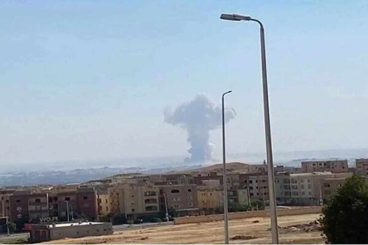 بر اثر وقوع انفجار مهیبی در پایتخت مصر، دود غلیظی آسمان قاهره را پوشاند.