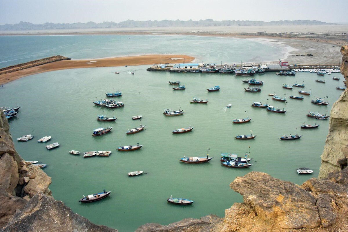 اسکله بریس چابهار یکی از جذاب‌ترین و زیباترین جاذبه‌های گردشگری ایران است و در نزدیکی چابهار قرار دارد. این اسکله به‌واسطه چشم‌اندازهای طبیعی کم‌نظیر و تفریحات آبی متعدد معروف شده است.