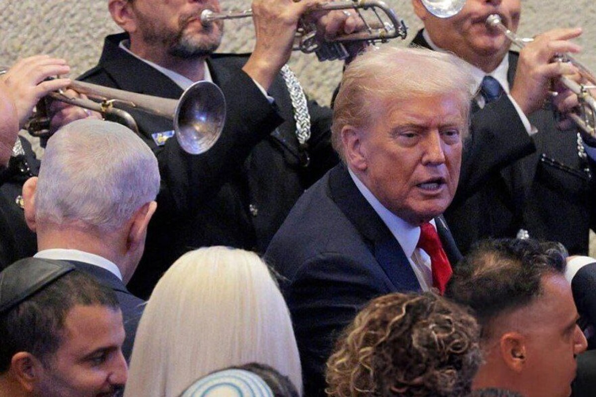 رئیس جمهوری آمریکا پس از سفر به سرزمین های اشغالی فلسطین، لحظاتی پیش وارد شهر شرم الشیخ مصر شد؛ جایی که او قرار است ریاست مراسم امضای توافق غزه را برعهده داشته باشد.