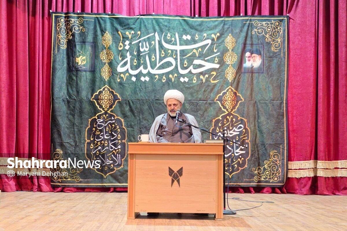 حجت‌الاسلام‌والمسلمین محمد شجاعی گفت: رشد فردی اگر موجب کبر و غرور شود، بین انسانیت و فرد فاصله ایجاد می‌کند و فرد در این حالت با زیردست، کارمند، فرزند و همسر و خانواده و دوستان خود برخورد نامناسب و متکبرانه‌ای دارد که تمامی این‌ها نشان از سقوط آدمی است؛ هرچند در دنیا، دارایی‌های ظاهری‌اش افزون باشد. 