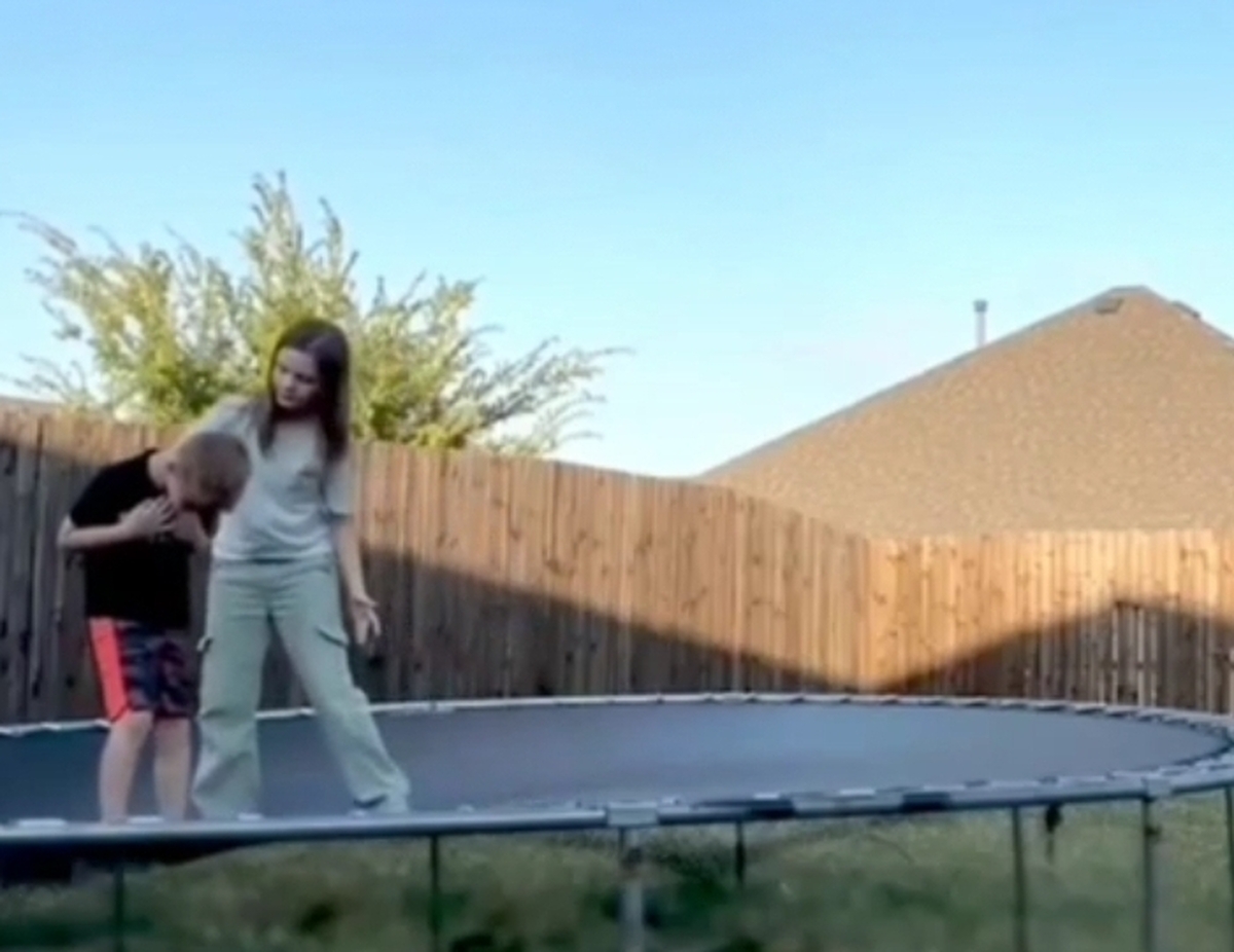 وقتی خواهر ۸ساله با انجام مانور هایملیخ، برادرش را نجات داد + فیلم