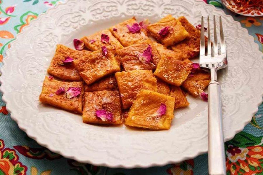 معرفی ۱۰ صبحانه سنتی ایرانی یک ظرف خاگینه با تزئین گل محمدی