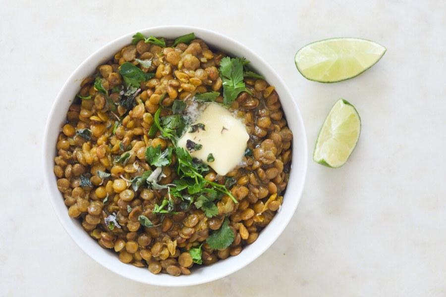 معرفی ۱۰ صبحانه سنتی ایرانی یک ظرف عدسی با تزئین