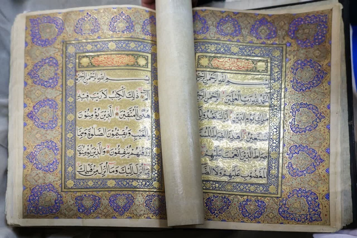 یک نسخه خطی قرآن کریم با قدمت ۲۹۶ سال در کتابخانه آستان قدس رضوی امروز در مشهد رونمایی شد.