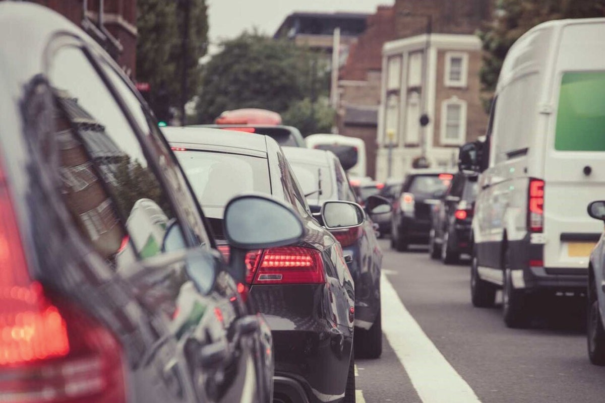 زندگی طولانی در یک فضای ثابت خواه ناخواه ما را با فرهنگ حاکم همراه می‌کند و به قولی به همه چیز عادت می‌کنیم و حتی گاهی پس از گذشت مدتی، جای برخی ارزش‌های قانونی با ضدارزش‌های عرفی عوض می‌شود.