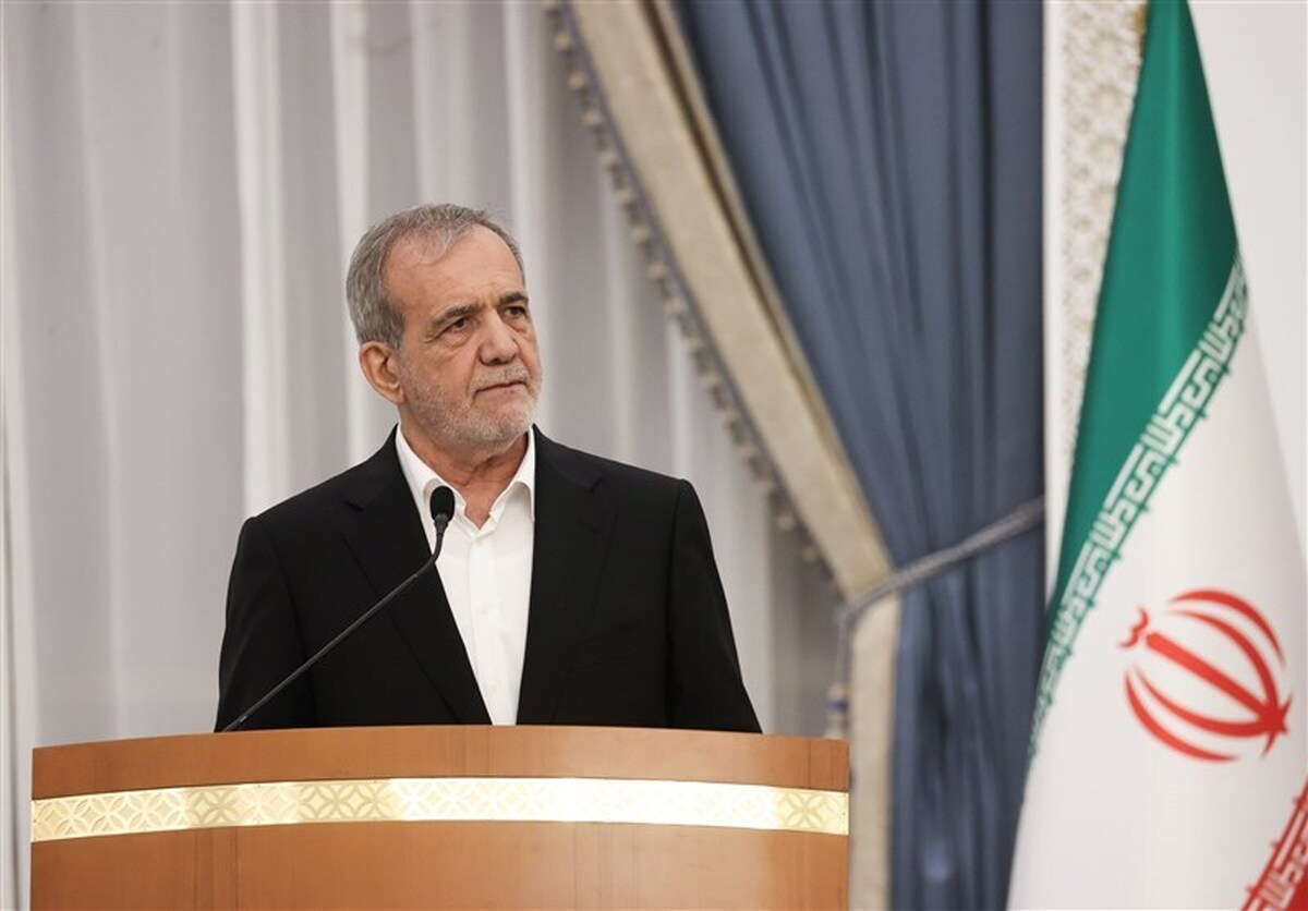 رئیس جمهور با تاکید بر اینکه عدالت باید در همه عرصه‌ها به‌صورت عملی و ملموس تحقق یابد، گفت: عدالت باید در عمل و رفتار انسان تجلی پیدا کند؛ می‌گویند اگر عبارتی در نماز را به شکل خاصی ادا نکنیم، نماز مشکل دارد، در حالی که وقتی ظلم می‌کنیم، کل نمازمان باطل است.