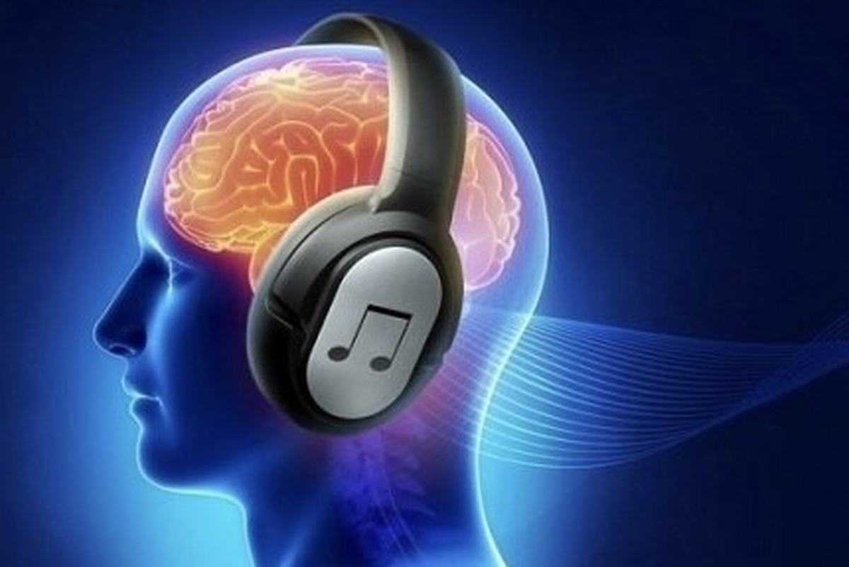 تقریباً همه ما تجربه کرده‌ایم که ملودی یا ترانه‌ای ساعت‌ها در ذهنمان تکرار می‌شود، حتی زمانی که نمی‌خواهیم. اما پشت این اتفاق ظاهراً ساده، سازوکار پیچیده‌ای در مغز پنهان است که پژوهشگران روان‌شناسی در سال‌های اخیر درباره آن توضیحات جالبی ارائه کرده‌اند.