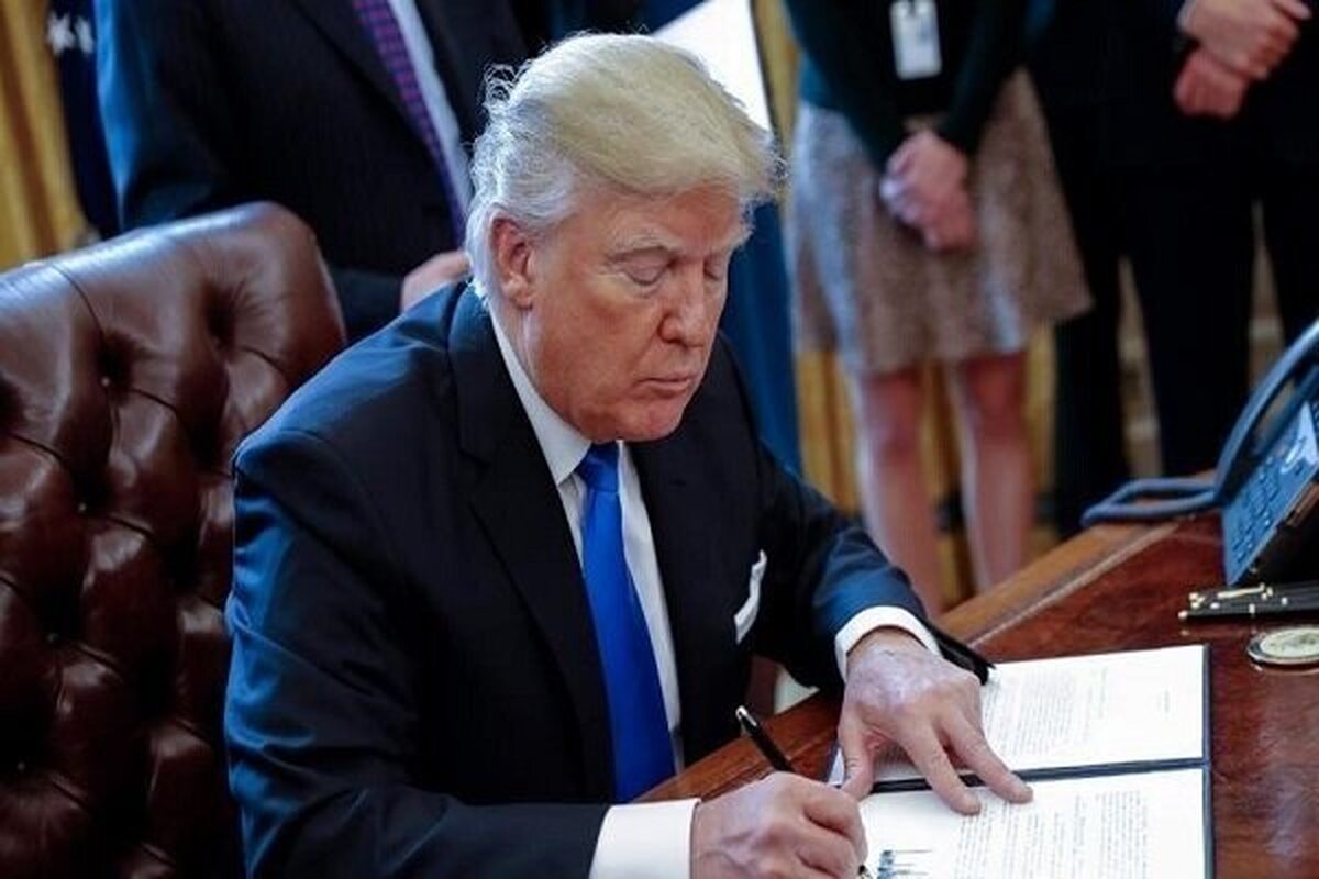 رئیس جمهور آمریکا اعلام کرد که نیروی دریایی این کشور یک کشتی ونزوئلایی را هدف قرار داده و ۶ نفر در این ارتباط کشته شده اند.