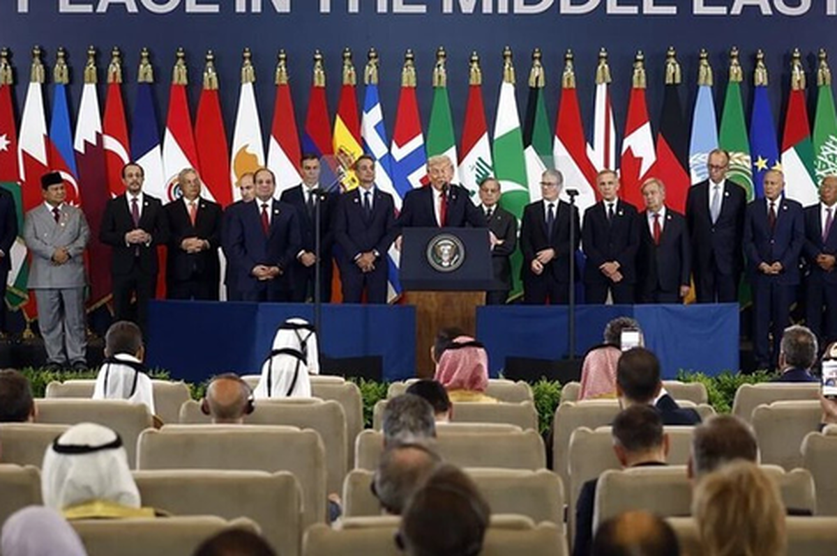 اجلاس شرم‌الشیخ در حالی برگزار شد که رئیس جمهور آمریکا سعی کرد چهره‌ای صلح‌طلب از خود به نمایش بگذارد. این در حالی است که وی و دولت آمریکا، حامیان اصلی جنایات صهیونیست‌ها در غزه هستند.